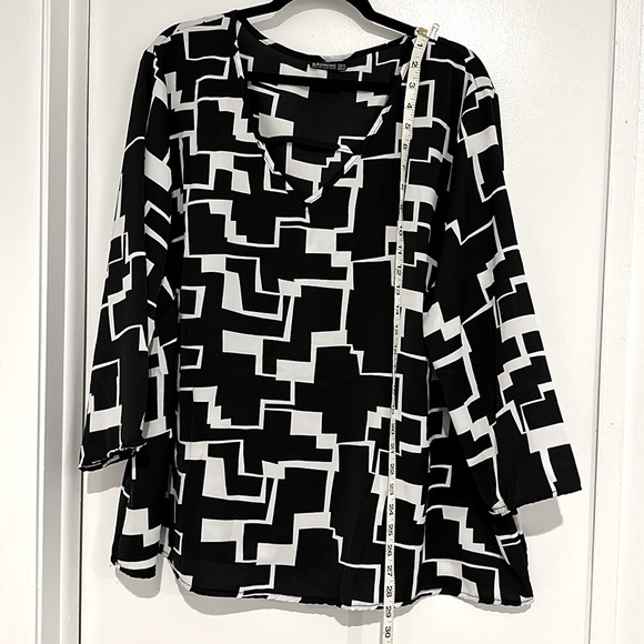 Bloomchic 22-24 Plus, V-neck Blouse Beautiful black w/white, very elegant! - Picture 3 of 13